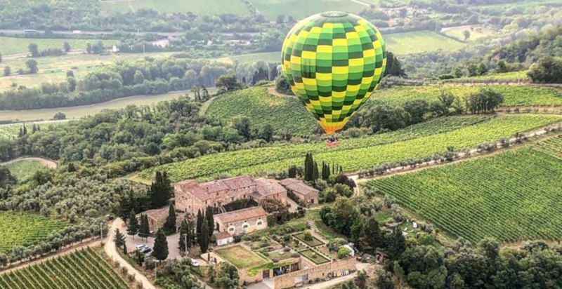 Vista panoramica del Chianti da una mongolfiera in volo
