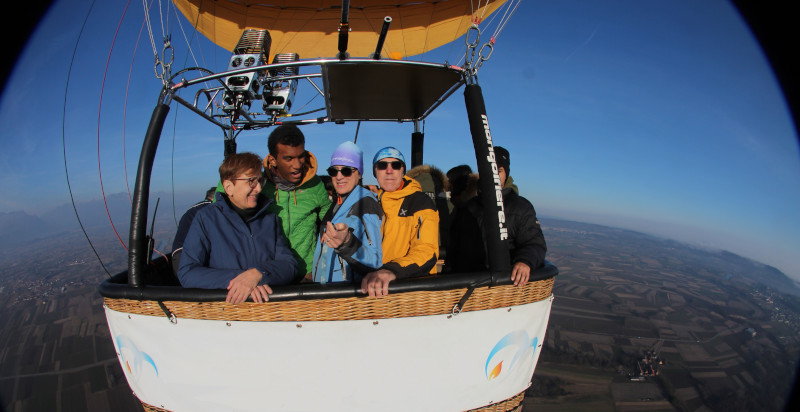 Emozione del volo in mongolfiera all'alba