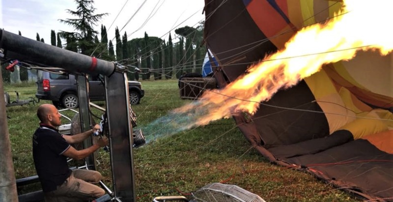 Preparazione al volo in mongolfiera con pilota esperto a Firenze