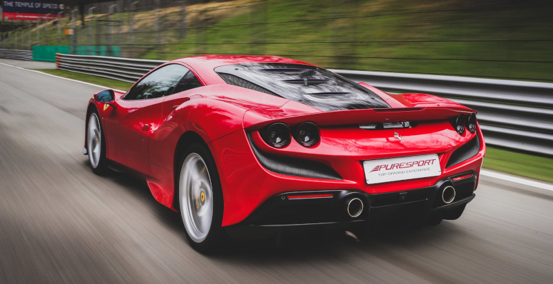 Dettaglio del motore V8 da 720 CV della Ferrari F8 Tributo