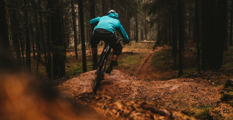 Ciclista con casco durante l'attività di MTB downhill