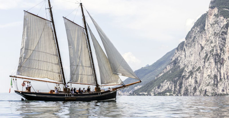 Navigazione nella baia di Val di Sogno con una barca a vela 