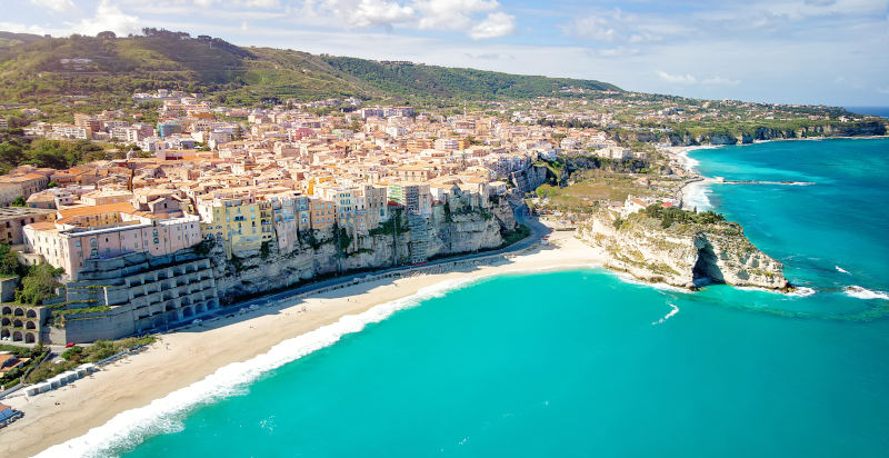 Scoprire spiagge segrete a Tropea in gommone