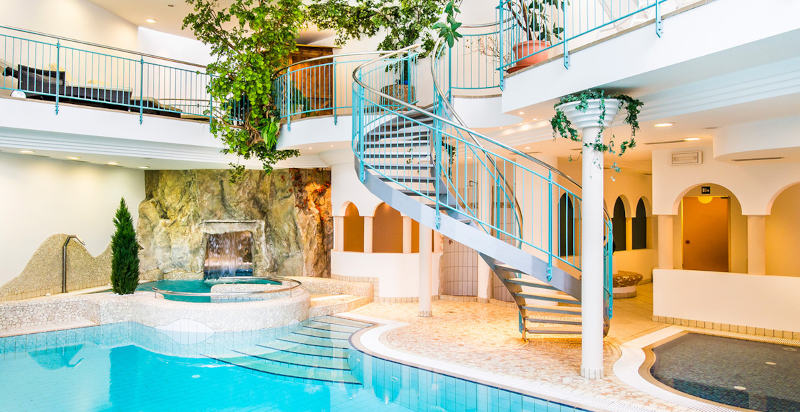 Piscina e idromassaggio nell’area benessere dell’hotel