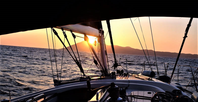 Vela spiegata e tramonto sul mare pugliese