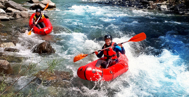 Packrafting sul fiume Lima in Toscana durante la discesa in acqua