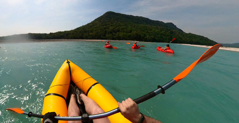 Emozionante esperienza di packrafting a Udine nella natura incontaminata