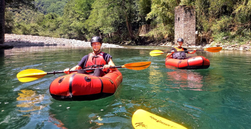 Esperienza di packrafting in Toscana con gommone gonfiabile sul fiume Lima