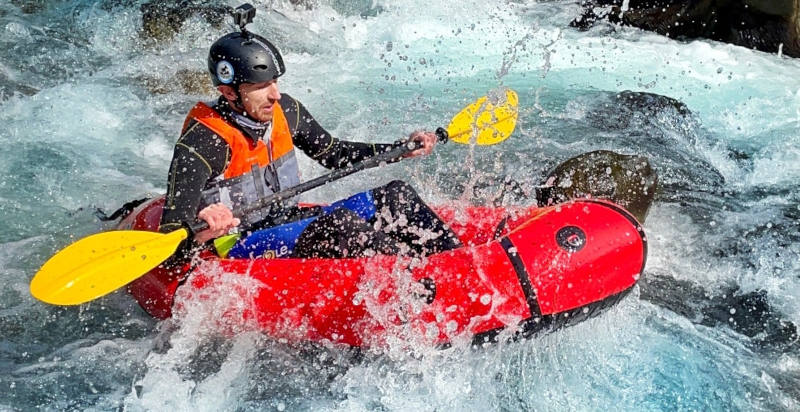 Guida esperta durante un percorso di packrafting sul fiume Lima