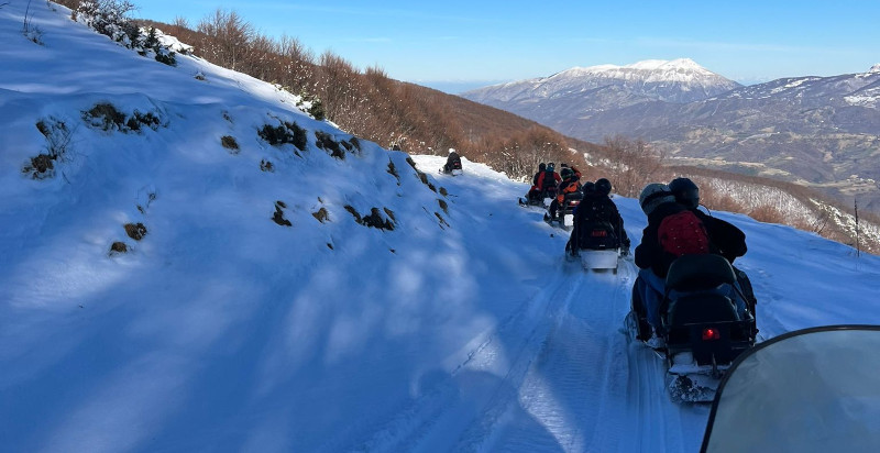 Paesaggio innevato dell'Abruzzo durante un'escursione in motoslitta