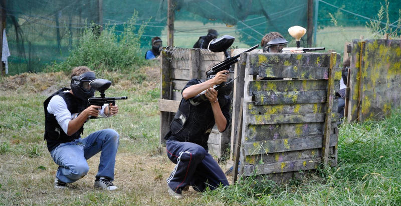 Giovani che si divertono nel paintball a Merate