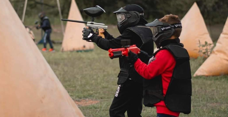 Giocatori di paintball a Frosinone mentre conquistano la base avversaria