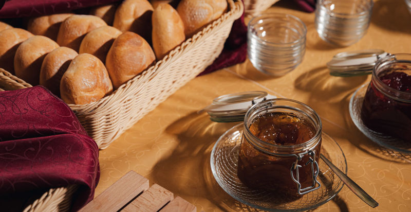 Scelta di pane e marmellata al buffet della colazione del Parkhotel Humboldt