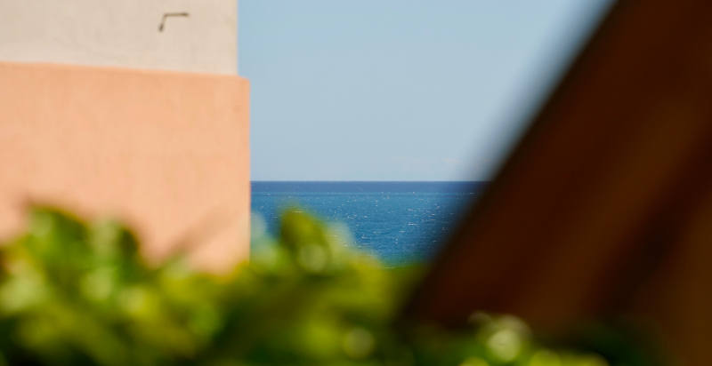 Vista panoramica sul mare della Riviera Ligure tra gli ulivi della struttura