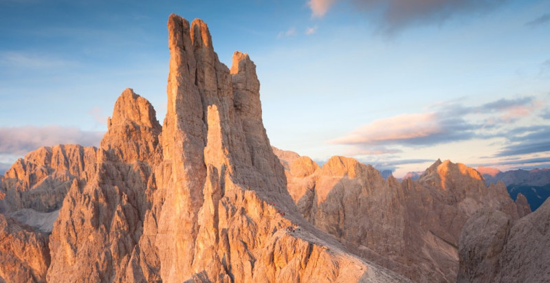 Panoramica montagne Dolomiti: sorvolo cime innevate e valli alpine in elicottero