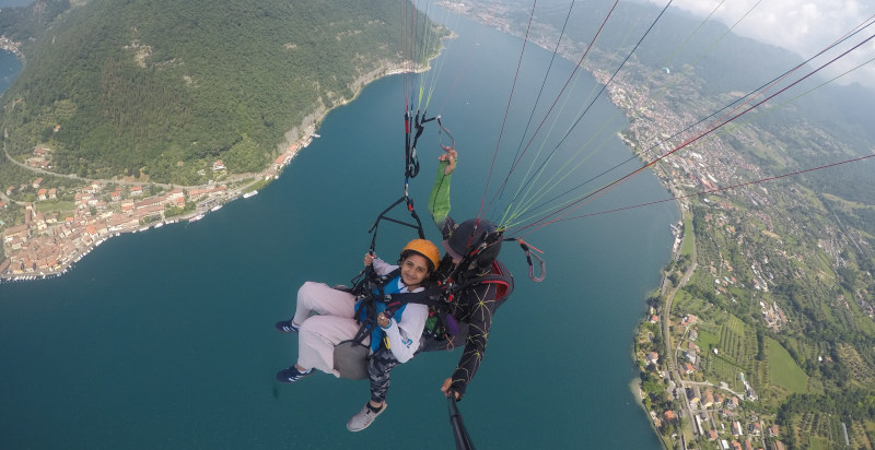 Vista aerea in parapendio dal Lago d'Iseo verso le colline della Franciacorta