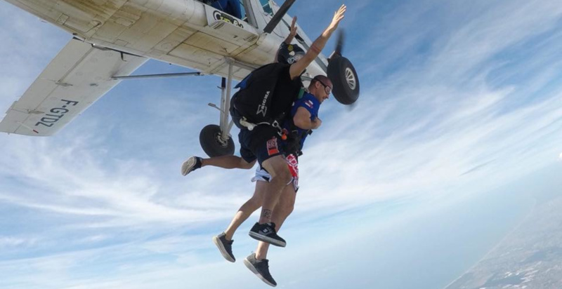 Adrenalina pura: salto con paracadute da 4000 metri sopra Roma