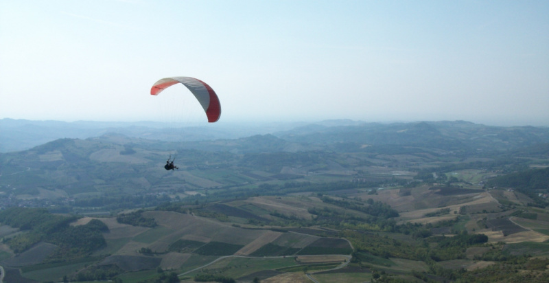 Esperienza di parapendio tandem a Lessolo, adrenalina e paesaggi unici