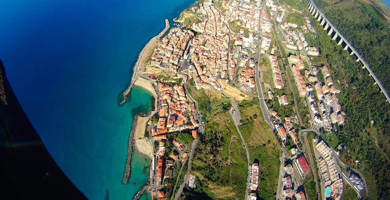 Parapendio sopra il litorale di Pizzo Calabro in Calabria
