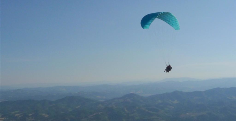 Panorama spettacolare dei dintorni di Perugia durante un volo in parapendio