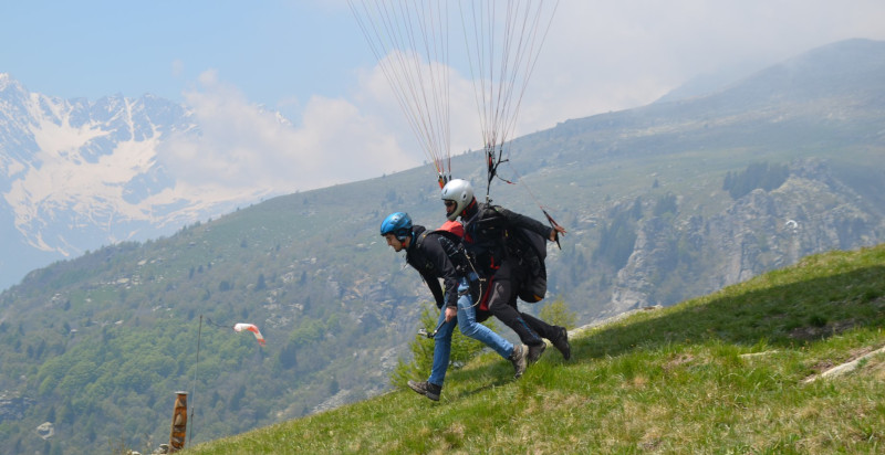 Volo in parapendio in Val di Susa con pilota esperto