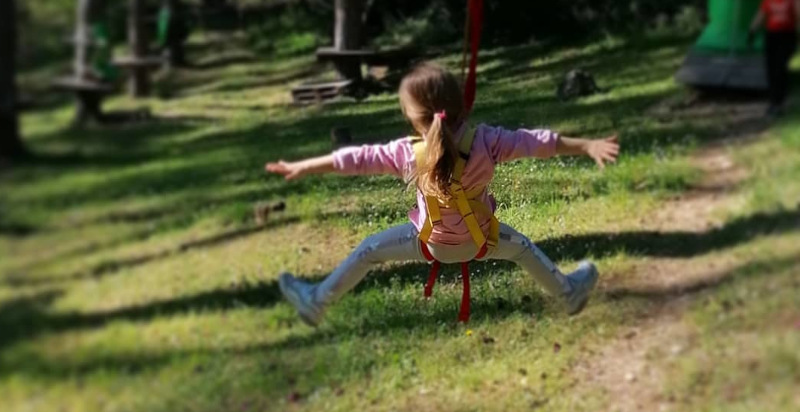 Bambino che affronta un percorso facile al parco avventura di Rieti