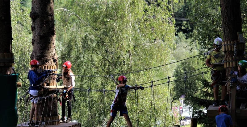 Ponte tibetano nel parco avventura di Caldes in provincia di Trento