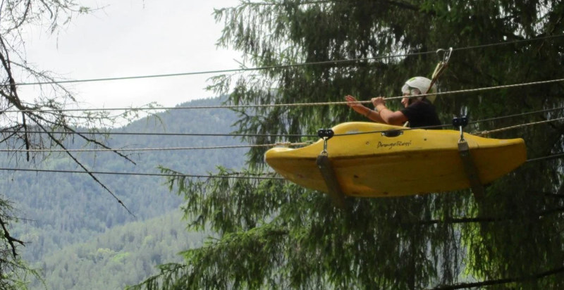carrucola in azione al Parco Avventura Val di Sole
