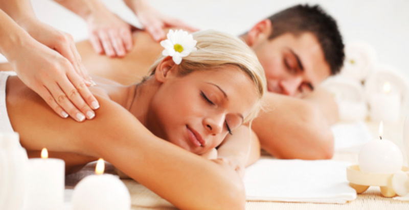 Coppia che si rilassa durante la Day Spa per due all'AS Hotel Cambiago