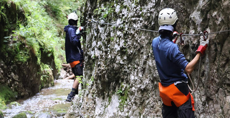 Percorso lungo la parete rocciosa in un percorso di tarzaning in Val di Sole