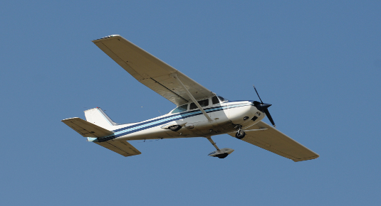 Aeroplano in volo nei cieli di Cisliano in provincia di Milano