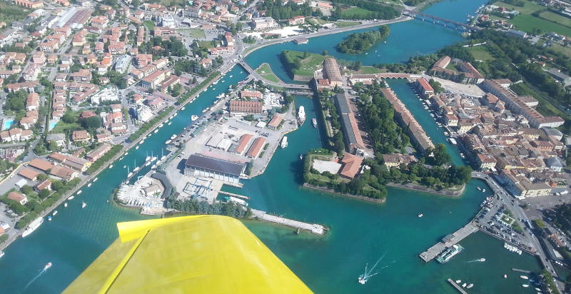 Pilotare un aeroplano sorvolando il lago di Garda