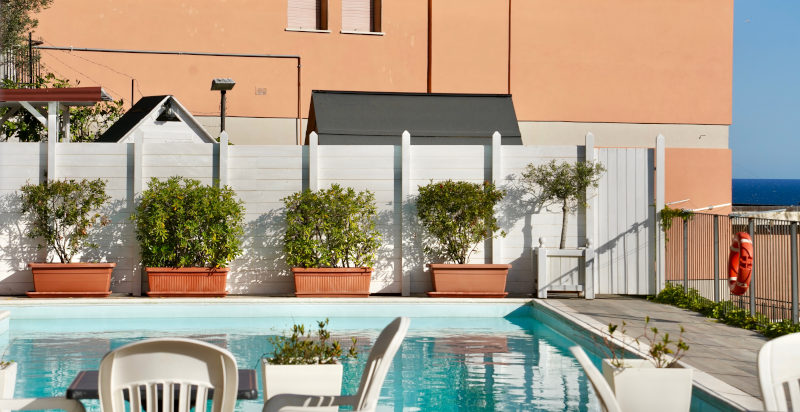 Piscina all'aperto e area solarium vista mare del Residence Felice a Celle Ligure
