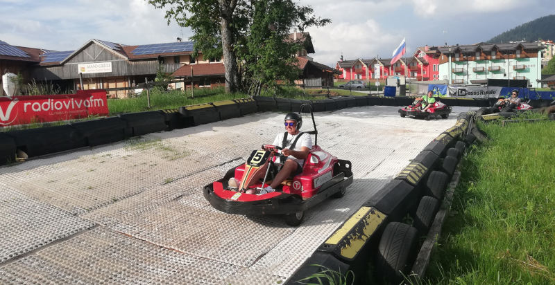 Esperienza di guida su ghiaccio in Neveplast alla pista go kart di Andalo