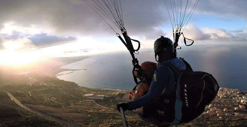 Panorama mozzafiato durante un volo in parapendio a Pizzo Calabro