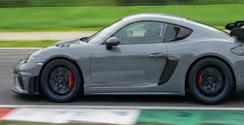 Porsche 718 in accelerazione sul rettilineo del Mugello