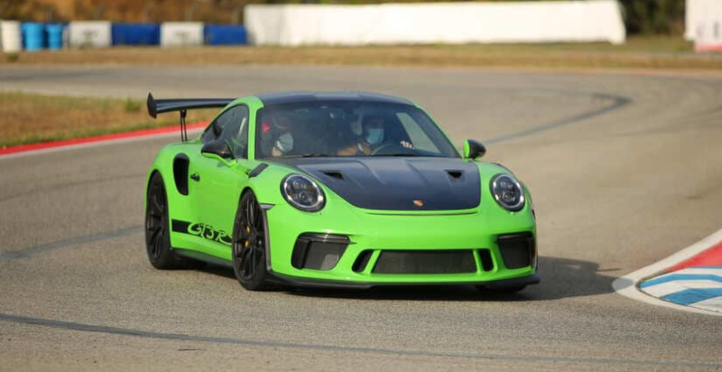 Esperienza di guida con la Porsche 911 GT3 RS sportiva sul circuito automobilistico di Bari