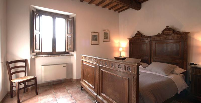 Camera accogliente in stile rustico nell’Agriturismo Acero Rosso