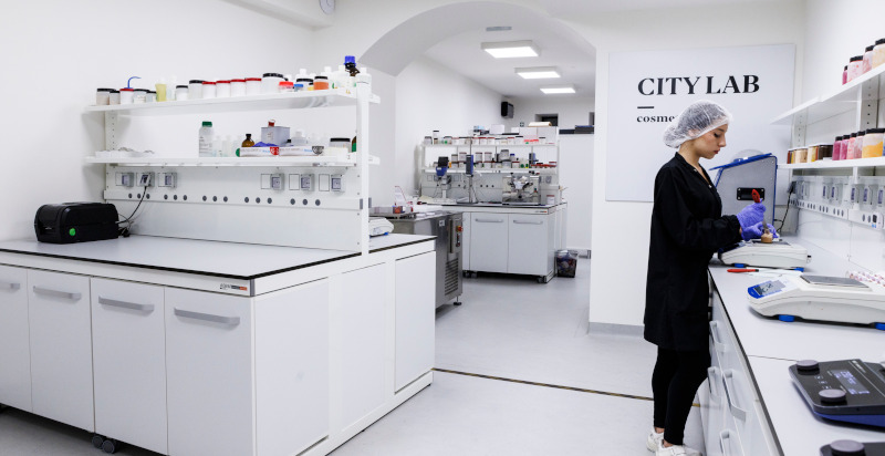 Processo di creazione del fondotinta su misura a Milano