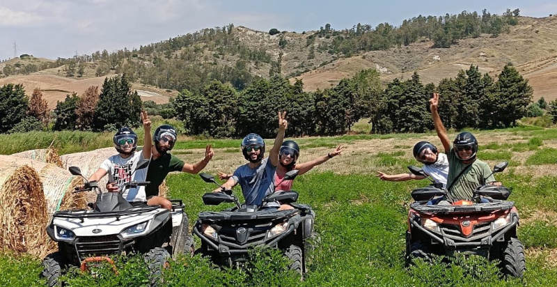Gruppo di amici in quad esplora paesaggi collinari in Calabria