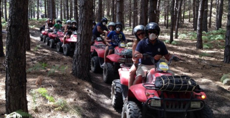 Quad in movimento attraverso la macchia mediterranea dell'Etna
