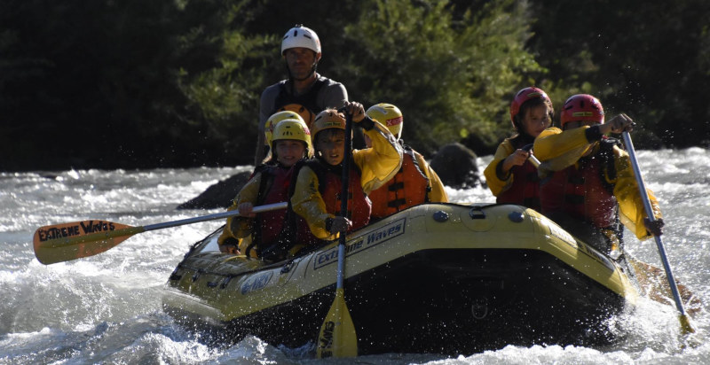 Foto di rafting in Val di Sole: un'avventura acquatica imperdibile