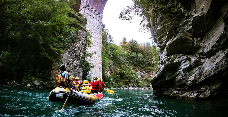 Gruppo di avventurieri in gommone durante rafting a Cuneo