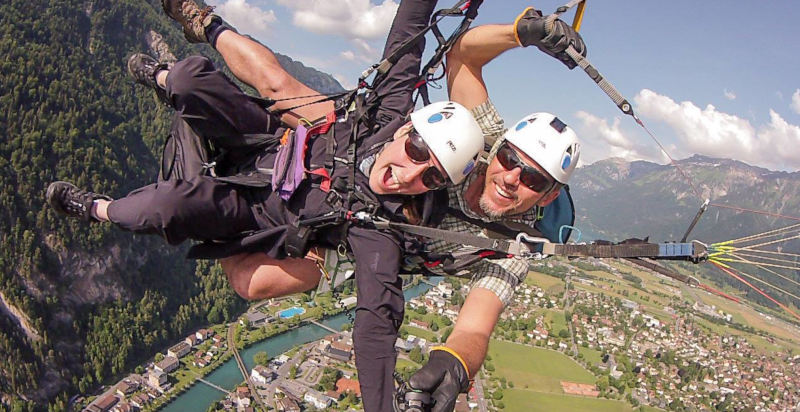 Parapendio sopra le valli della zona di Bergamo dal Monte Linzone