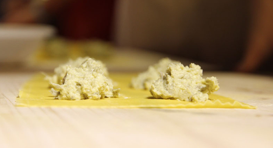 Impasto di pasta fresca durante il corso di cucina vicino Roma