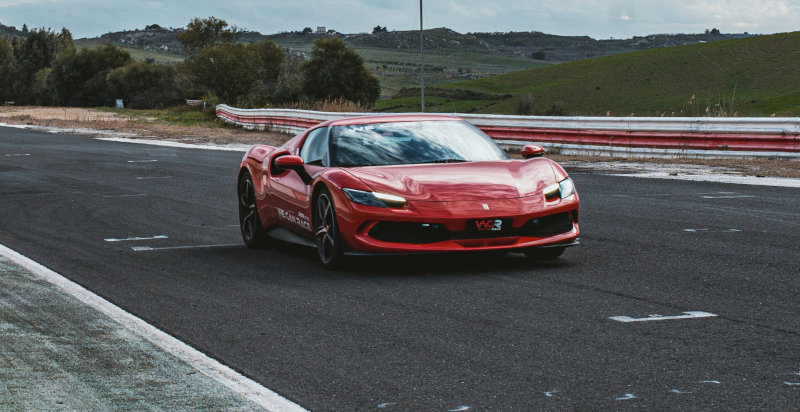 Regalare l'esperienza di guidare una Ferrari all'Autodromo Valle dei Templi di Racalmuto in Sicilia