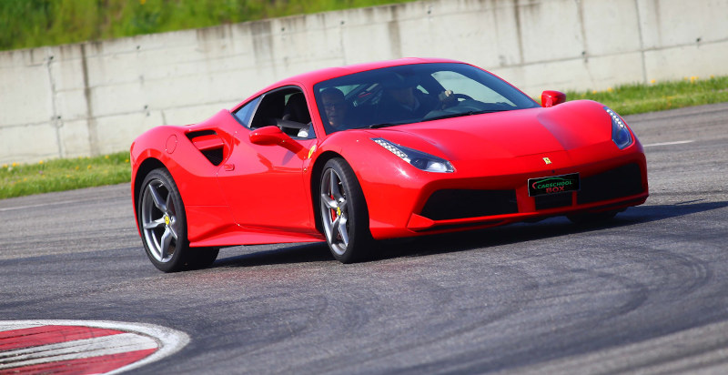 Una Ferrari 488 GTB in piena accelerazione sul circuito di Milano, l'idea perfetta da regalare a un appassionato