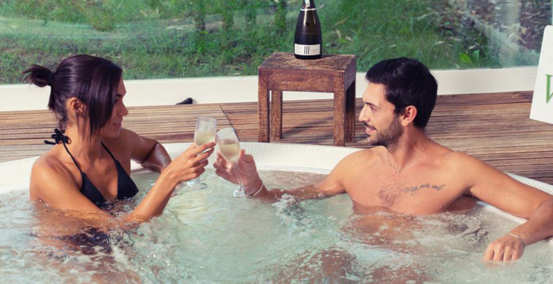 Coppia che si gode un weekend benessere a Salerno