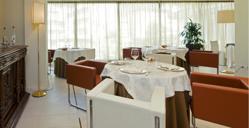 Ristorante Acero Rosso con atmosfera accogliente e raffinata