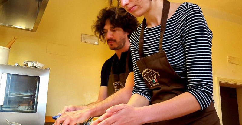 Lezione di cucina italiana in un palazzo storico con vista su Siena